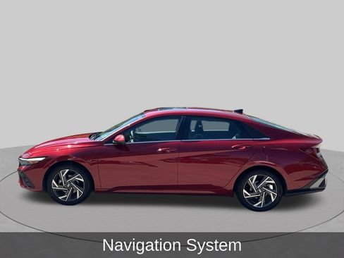 Used 2025 Hyundai Elantra SEL FWD image 2
