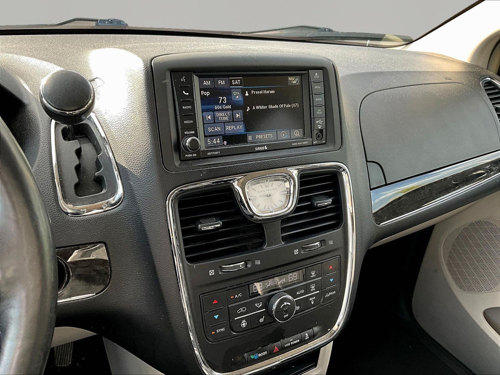Used 2015 Chrysler Town & Country Touring-L w/ Driver Convenience Group FWD image 9