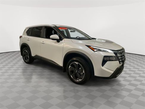 Used 2025 Nissan Rogue SV image 2