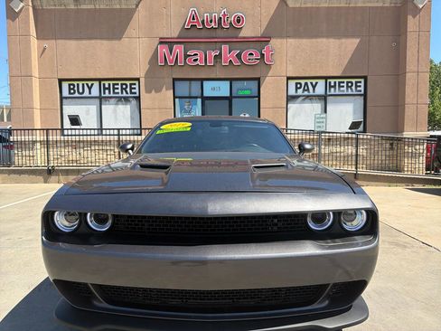 Used 2019 Dodge Challenger SXT RWD image 2