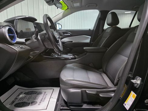 Used 2024 Chevrolet Trax LT w/ LT Convenience Package FWD image 9