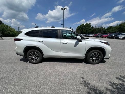 Used 2023 Toyota Highlander XLE AWD/4WD image 2