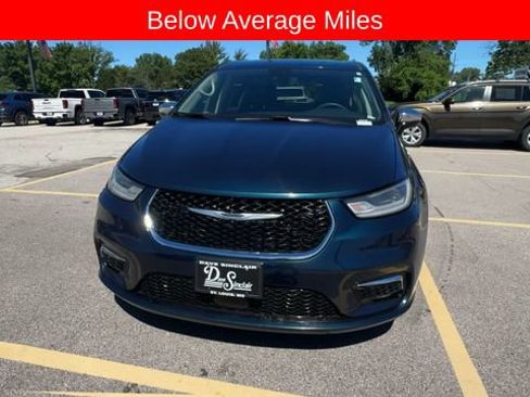 Used 2023 Chrysler Pacifica Limited FWD image 3