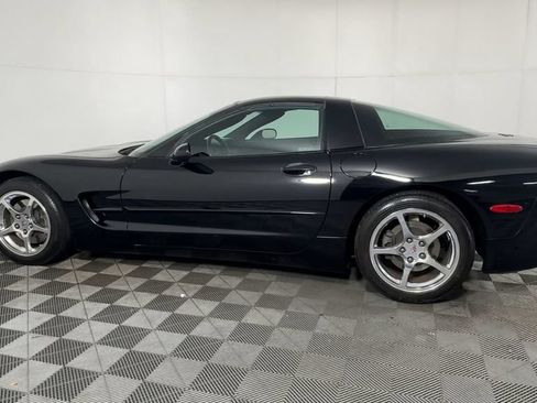 Used 2004 Chevrolet Corvette Coupe w/ Preferred Equipment Group RWD image 9