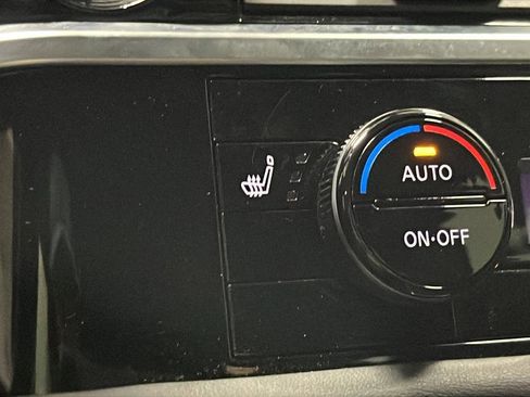Used 2025 Nissan Pathfinder SL w/ Black Appearance Package FWD image 35