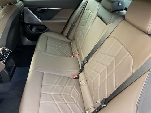 Used 2025 BMW i5 eDrive40i w/ Premium Package image 17