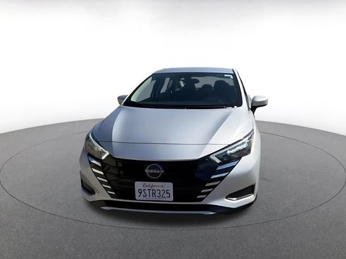 Used 2025 Nissan Versa SV image 4