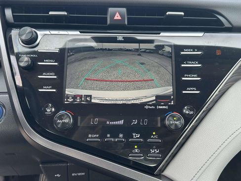 Used 2020 Toyota Camry XLE w/ Sunroof Package FWD image 11
