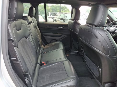 Used 2023 Jeep Grand Cherokee Altitude AWD/4WD image 15