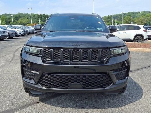 Used 2024 Jeep Grand Cherokee Altitude AWD/4WD image 2