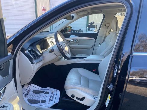 Used 2017 Volvo XC90 T6 Momentum w/ Vision Package image 12