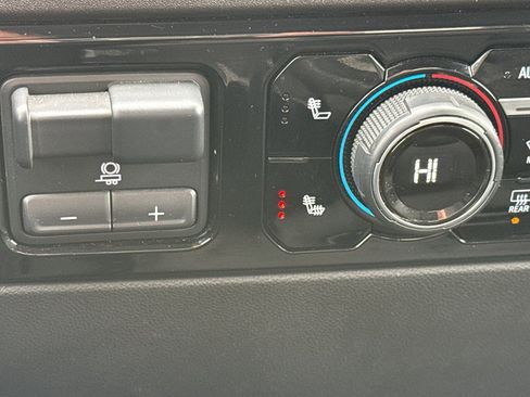 Used 2025 Chevrolet Silverado 1500 LT image 38