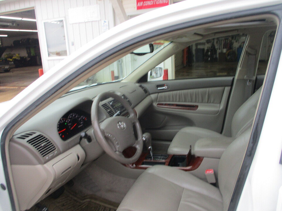 Used 2005 Toyota Camry XLE w/ VSC & Side Airbag Pkg FWD image 24