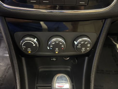 Used 2011 Chrysler 200 Limited FWD image 16