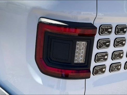 Used 2023 Jeep Gladiator Rubicon w/ LED Lighting Group AWD/4WD image 29