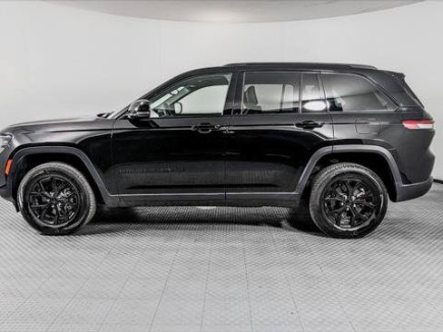 Used 2024 Jeep Grand Cherokee Altitude RWD image 3