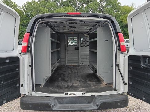 Used 2017 Chevrolet Express 2500 RWD image 24