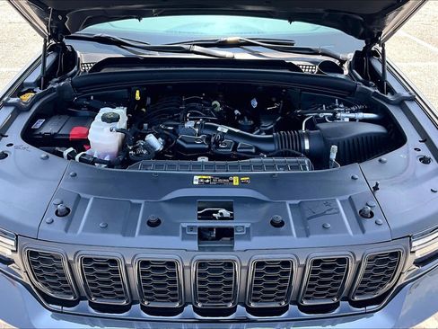 Used 2023 Jeep Grand Cherokee Altitude AWD/4WD image 32