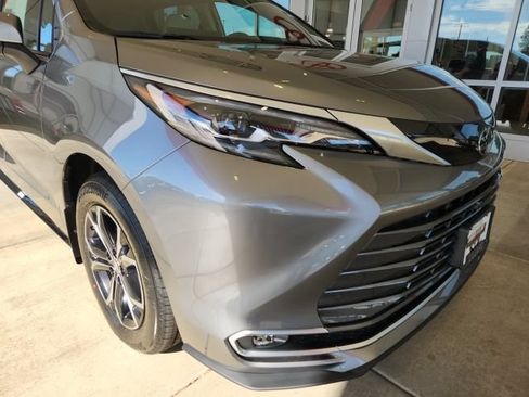New 2026 Toyota Sienna Platinum AWD/4WD image 8