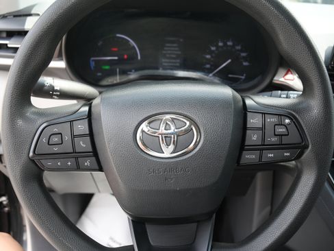 Used 2023 Toyota Sienna LE image 12