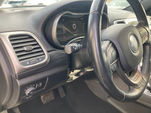 Used 2020 Jeep Grand Cherokee Laredo image 16