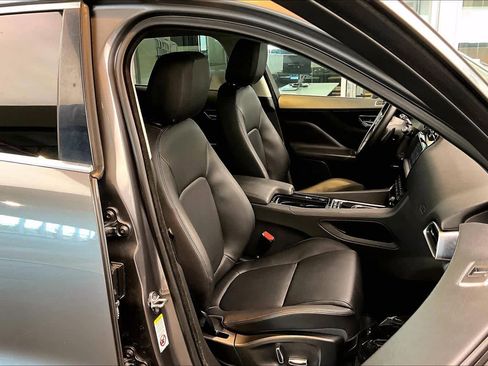 Used 2019 Jaguar F-PACE Premium image 16