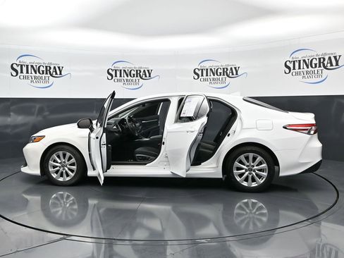 Used 2020 Toyota Camry LE image 28