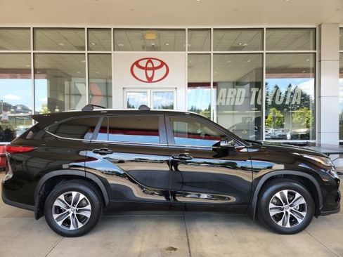 Used 2023 Toyota Highlander XLE AWD/4WD image 3