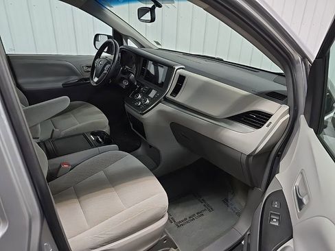 Used 2017 Toyota Sienna LE image 15