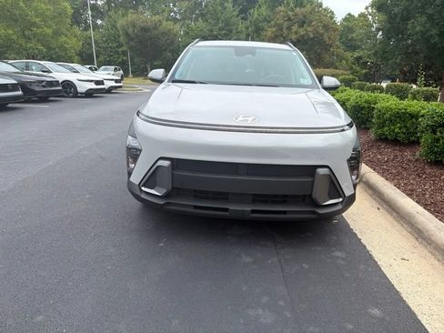 Used 2024 Hyundai Kona SEL FWD image 3