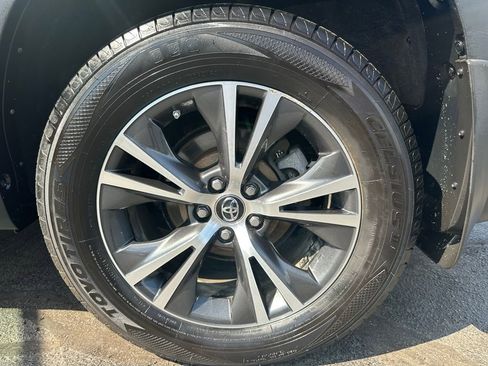 Used 2017 Toyota Highlander LE w/ Carpet Mat Package image 25