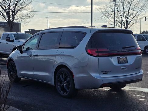 New 2026 Chrysler Pacifica Limited image 8