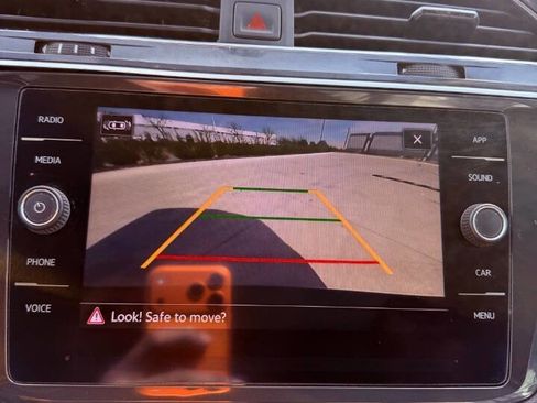 Used 2021 Volkswagen Tiguan SE image 18