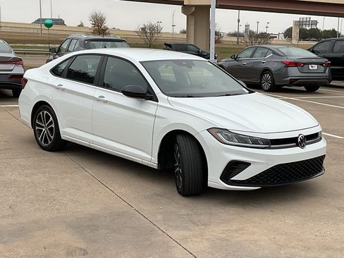 Used 2025 Volkswagen Jetta Sport image 4