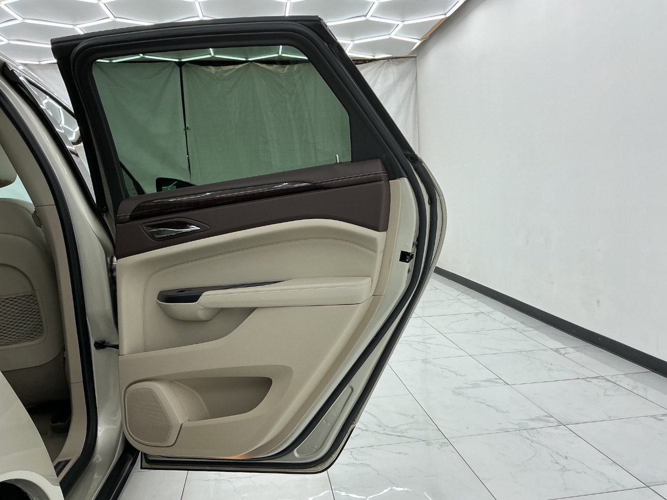 Used 2014 Cadillac SRX Luxury w/ Driver Awareness Package FWD image 25