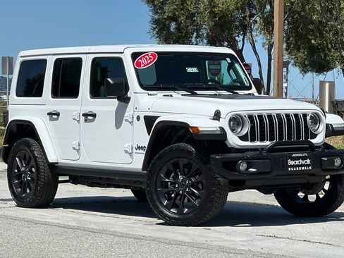Used 2025 Jeep Wrangler Unlimited Sahara AWD/4WD image 2