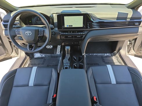 Used 2025 Toyota Camry SE FWD image 9