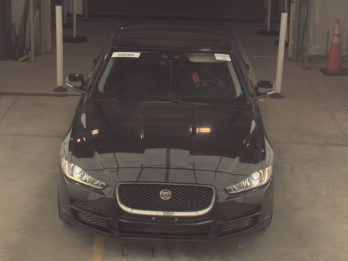 Used 2017 Jaguar XE Prestige image 2