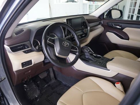 Used 2022 Toyota Highlander XLE AWD/4WD image 11