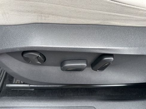 Used 2022 Volkswagen Tiguan SE image 12