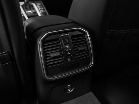 Certified 2021 Porsche Macan AWD/4WD image 39