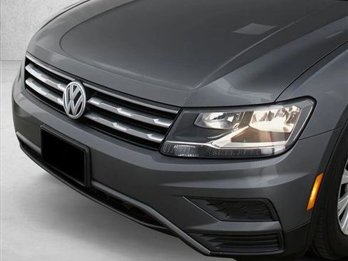 Used 2018 Volkswagen Tiguan S image 3