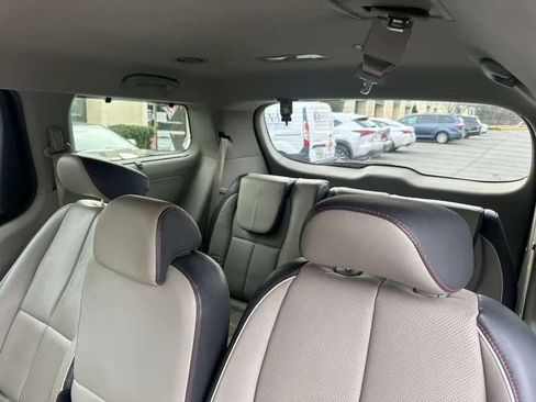 Used 2018 Kia Sedona LX w/ LX Essentials Premium Package image 14