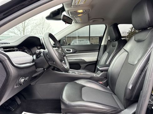 Used 2022 Jeep Compass Latitude image 11