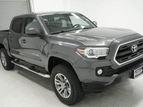 Used 2016 Toyota Tacoma SR5 w/ Towing Package AWD/4WD image 3