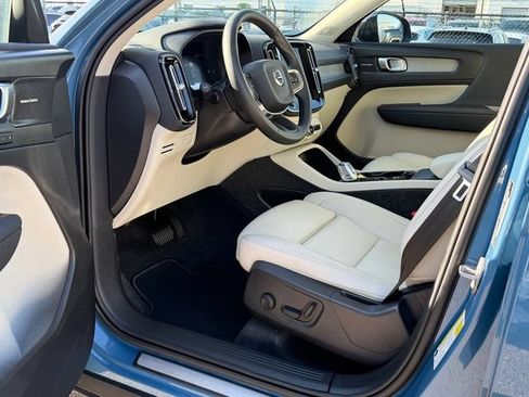 Certified 2025 Volvo XC40 B5 Ultra AWD/4WD image 13