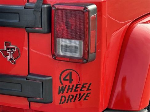 Used 2017 Jeep Wrangler Sahara image 6