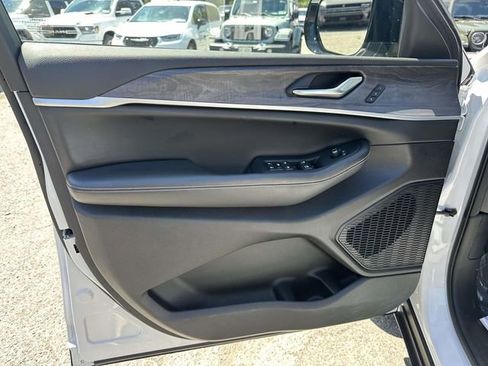 Certified 2023 Jeep Grand Cherokee Limited w/ Black Appearance Package AWD/4WD image 13