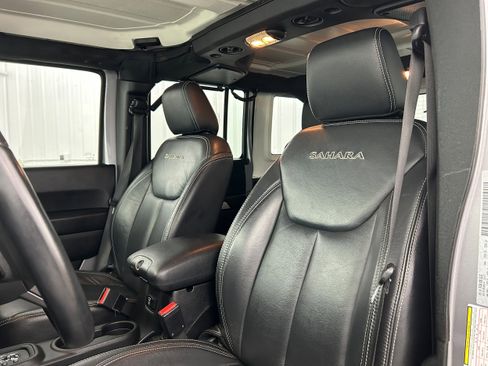 Used 2018 Jeep Wrangler Unlimited Sahara w/ Connectivity Group AWD/4WD image 23