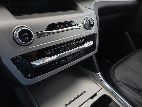 Used 2022 Ford Explorer XLT w/ Equipment Group 202A image 24